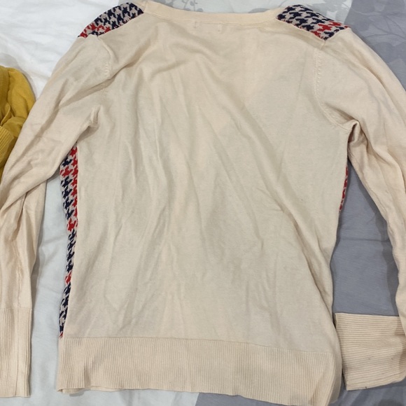 Red/ navy houndstooth v-neck cardigan. - Picture 2 of 5